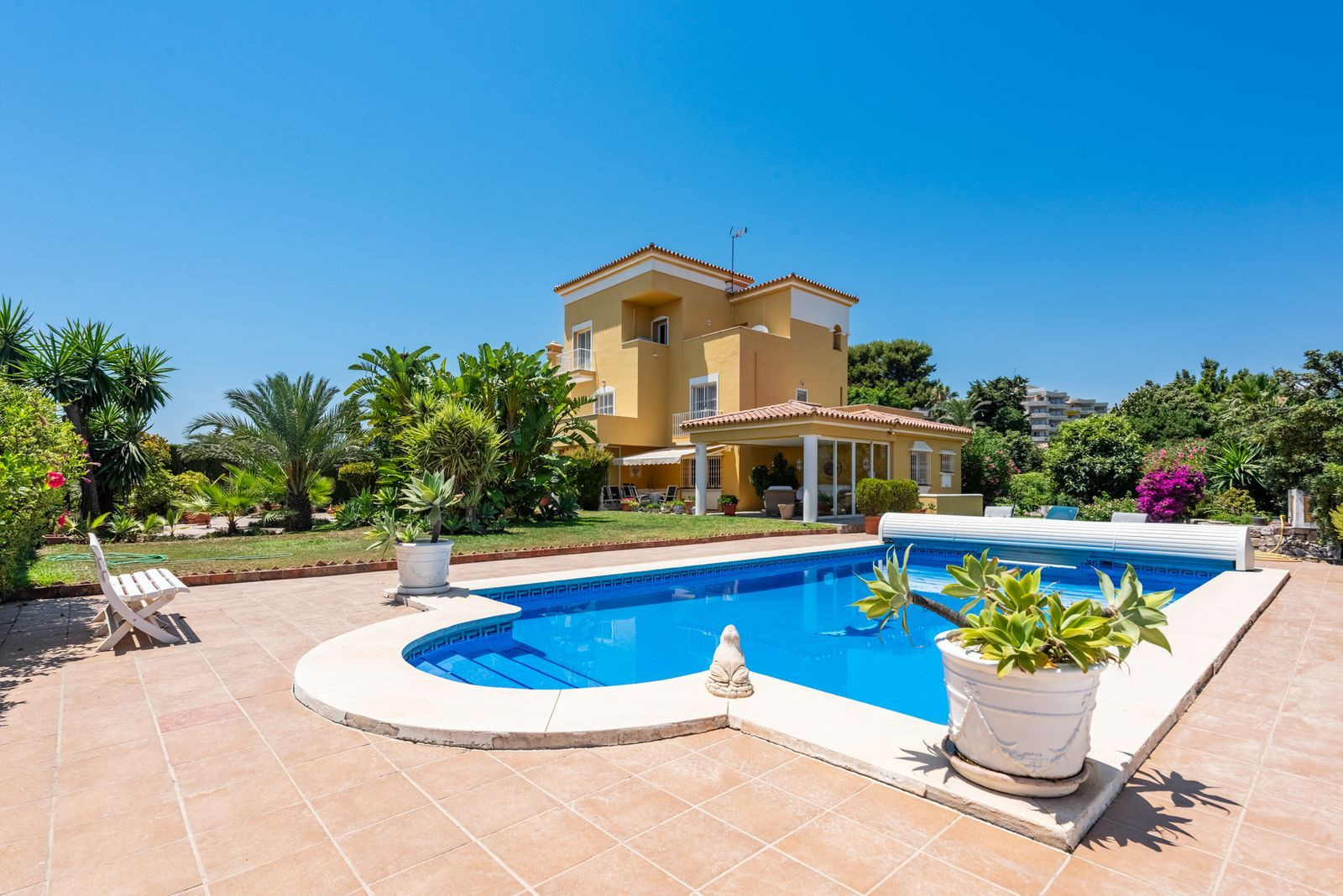 Villa de 5 dormitorios con piscina, jardín privado y vistas al mar en Atalaya, Estepona Este.