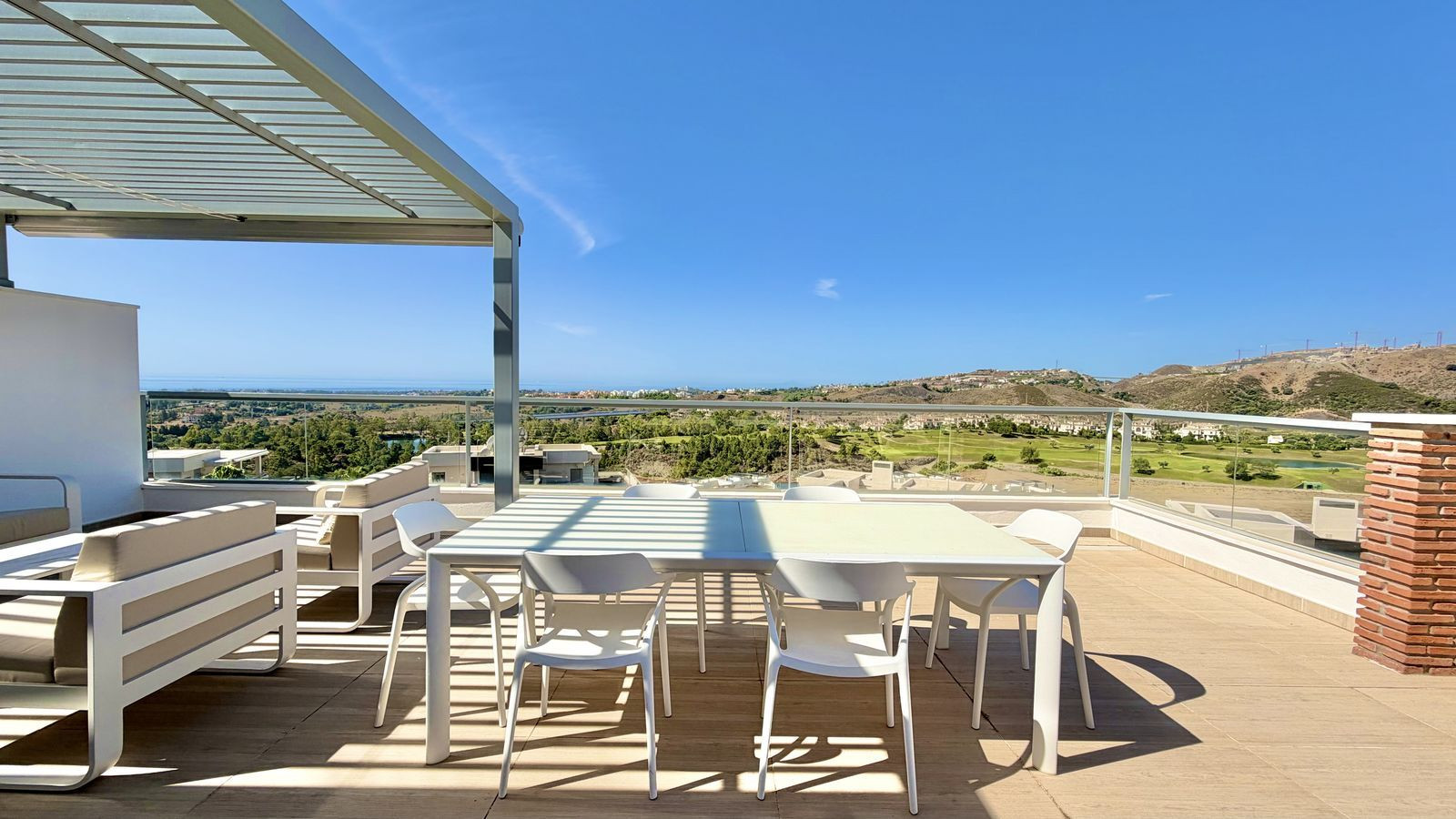 Penthouse for sale in Los Arqueros, Benahavis