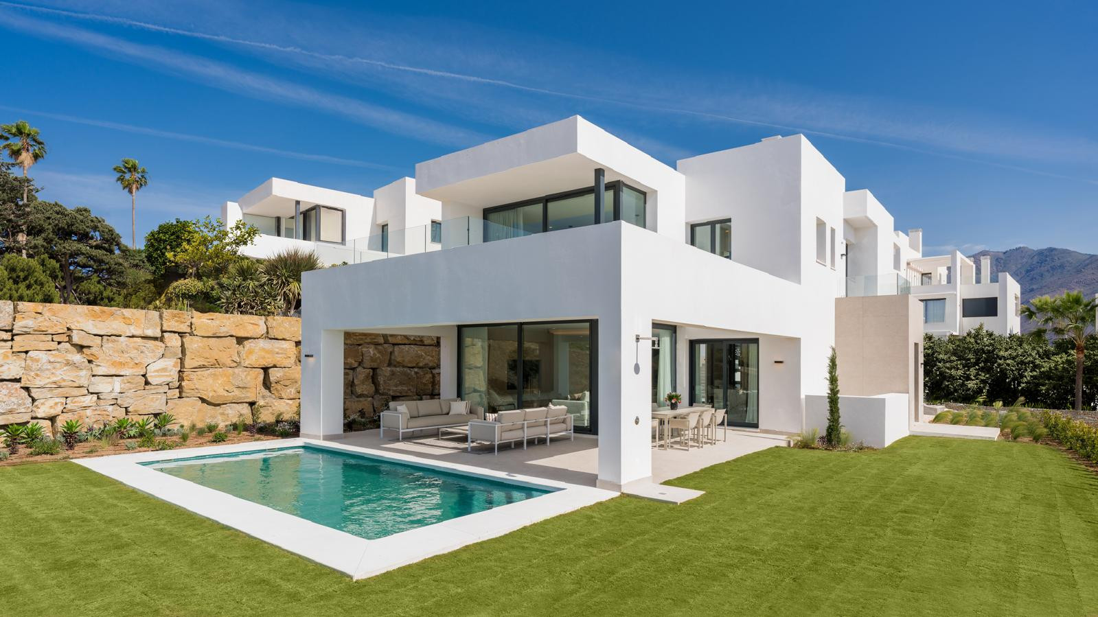 Villa for sale in Estepona West