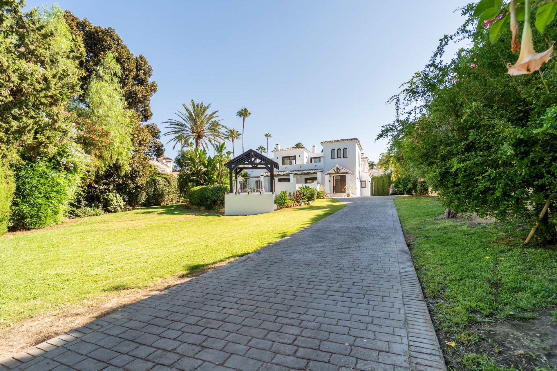 Villa for sale in El Rosario, Marbella East