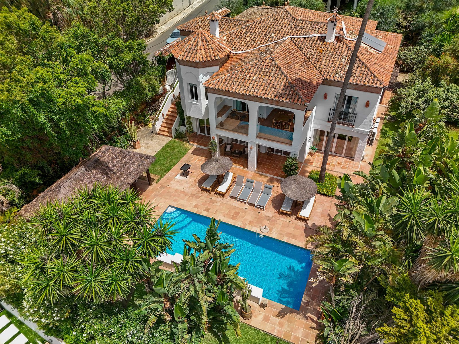 Villa de 8 dormitorios en El Rosario, Marbella Este, con vistas al mar, piscina y jardín privados, en comunidad cerrada y cerca de la playa y el golf.