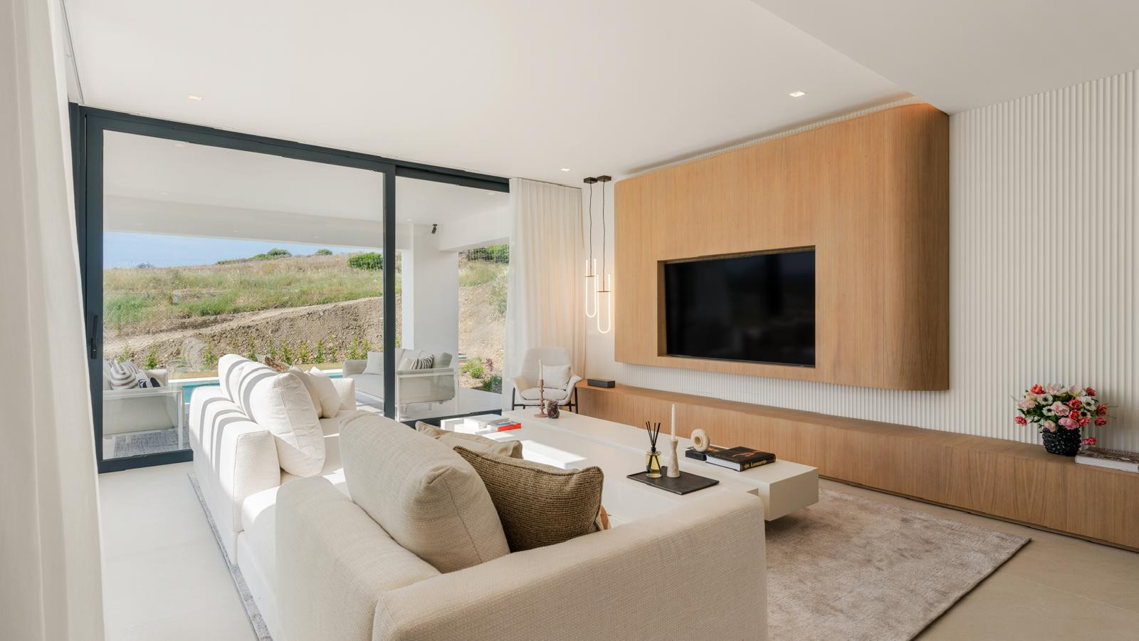 Villa for sale in Estepona West