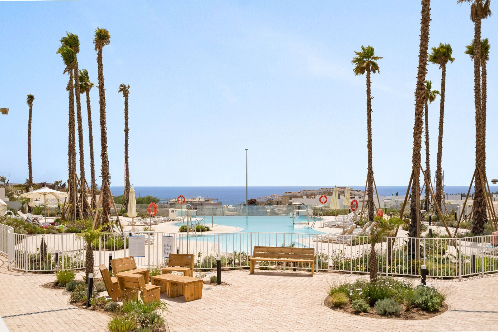 Apartamento planta baja en Cala de Mijas con 3 dormitorios, terraza privada de 125 m², garaje privado y acceso a piscina y jardín comunitarios.