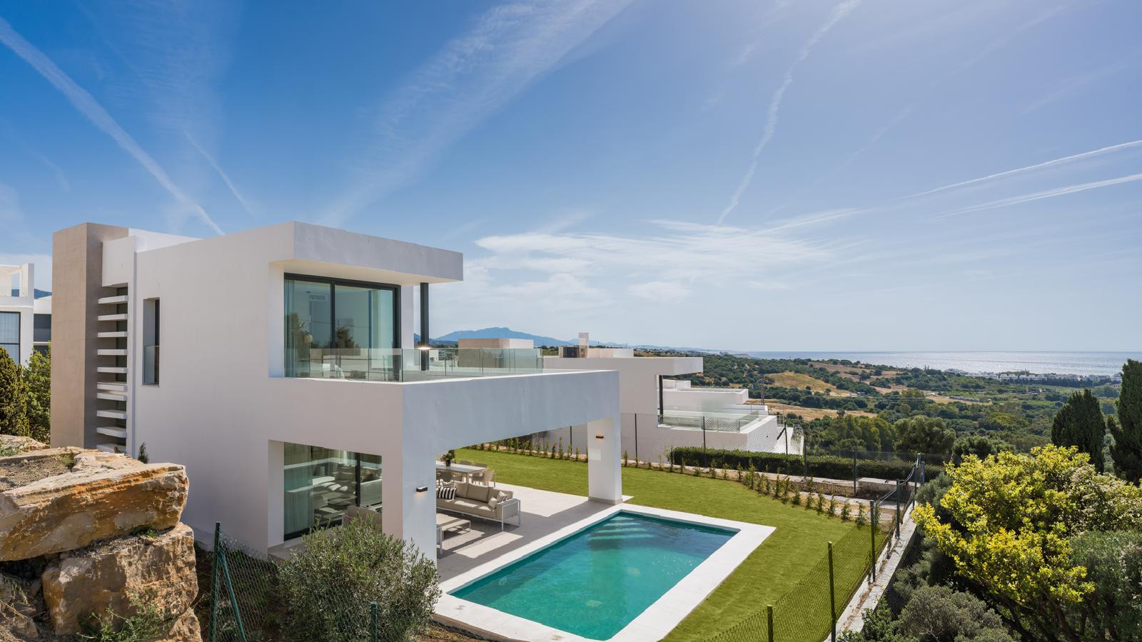 Villa for sale in Estepona West