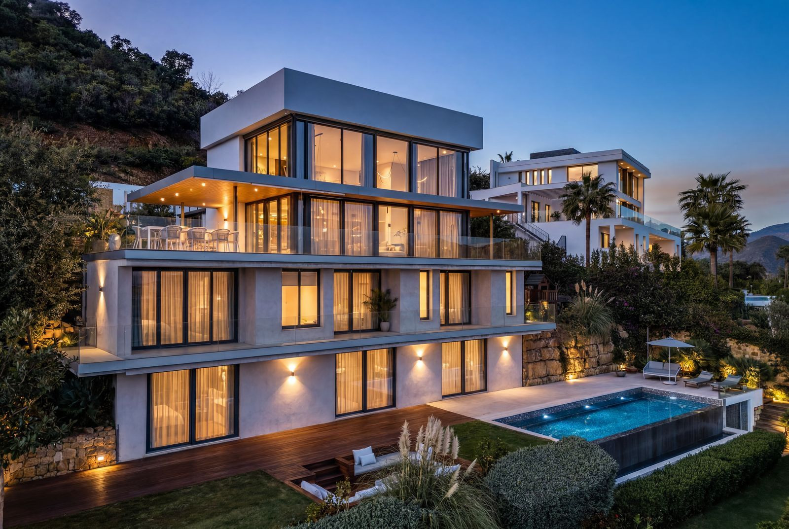 Villa de 6 dormitorios en La Mairena, Marbella Este, con vistas al mar, 640 m² construidos, terraza privada y amplias prestaciones de bienestar.