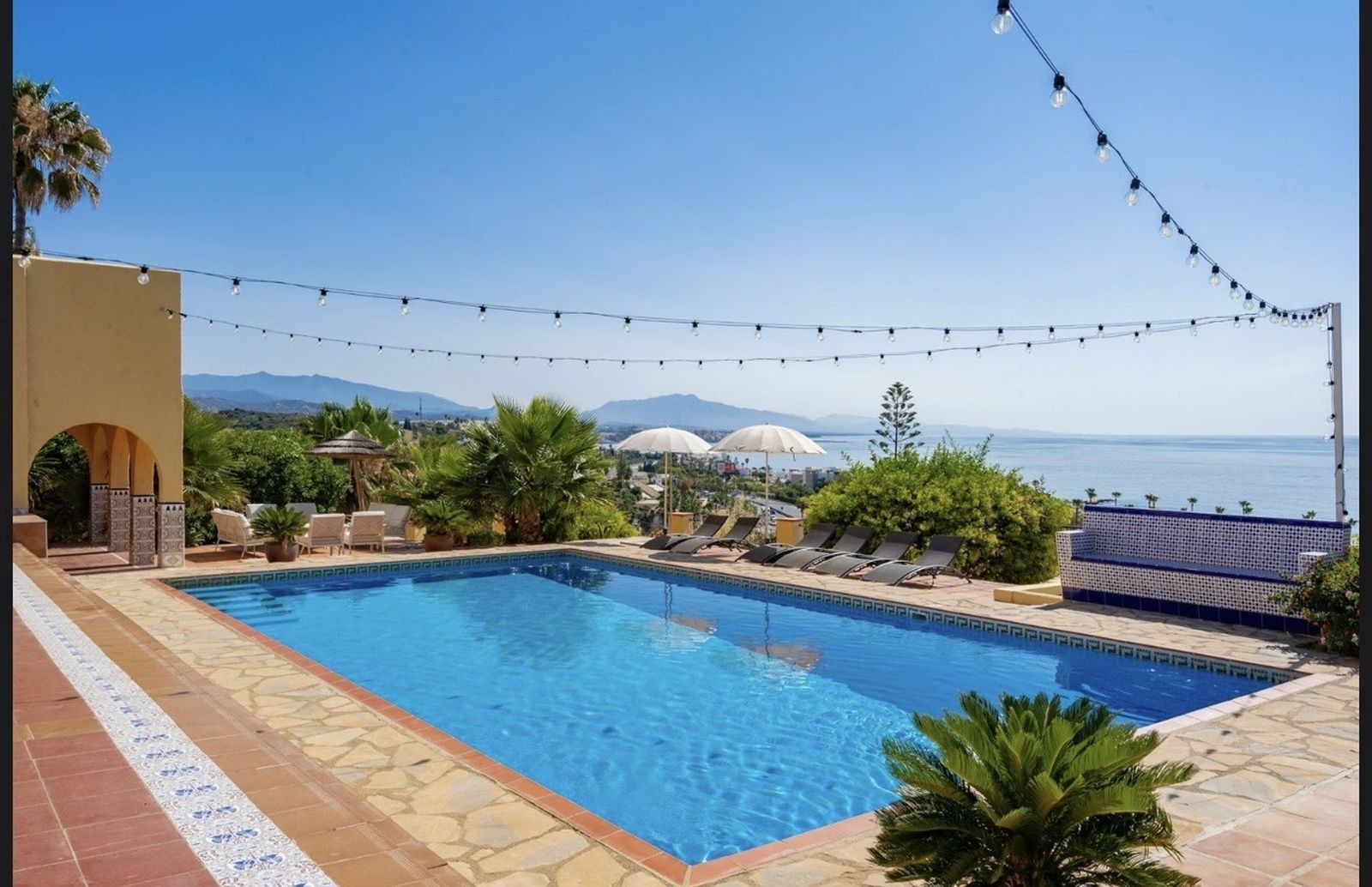 Villa en Estepona con 7 dormitorios, 7 baños, piscina privada, jardín, garaje y vistas al mar y la montaña, a pocos metros de la playa.