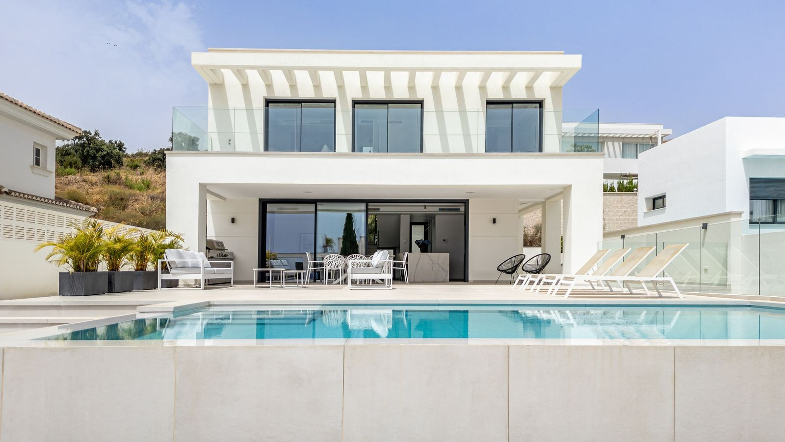 Villa de 5 dormitorios en Cala de Mijas con piscina y jardín privados, terraza de 100 m², garaje privado y vistas al mar, montaña, campo y jardín.