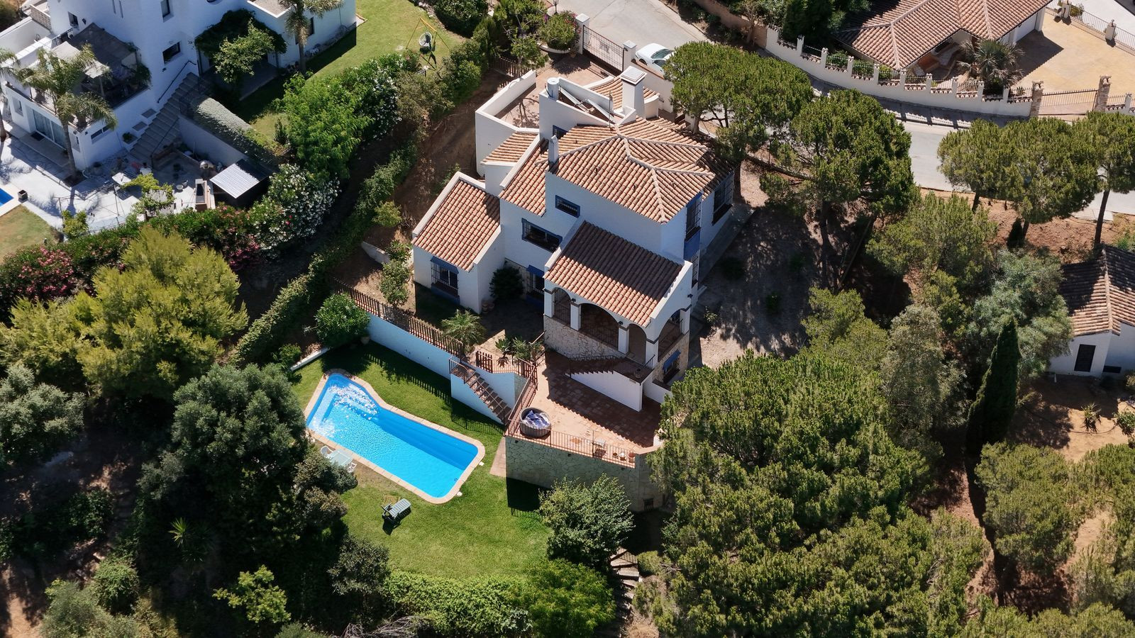 Villa en Valtocado, Mijas, con 4 dormitorios, piscina privada, jardín privado, vistas panorámicas y parcela de 1.600 m².