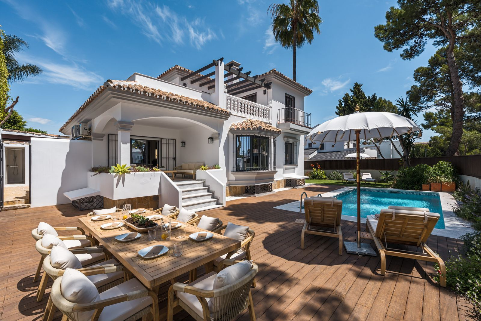 Villa en Puerto Banús, Marbella, con 6 dormitorios, piscina y jardín privados, terraza de 89 m², garaje privado y excelente ubicación cerca de la playa y el puerto.