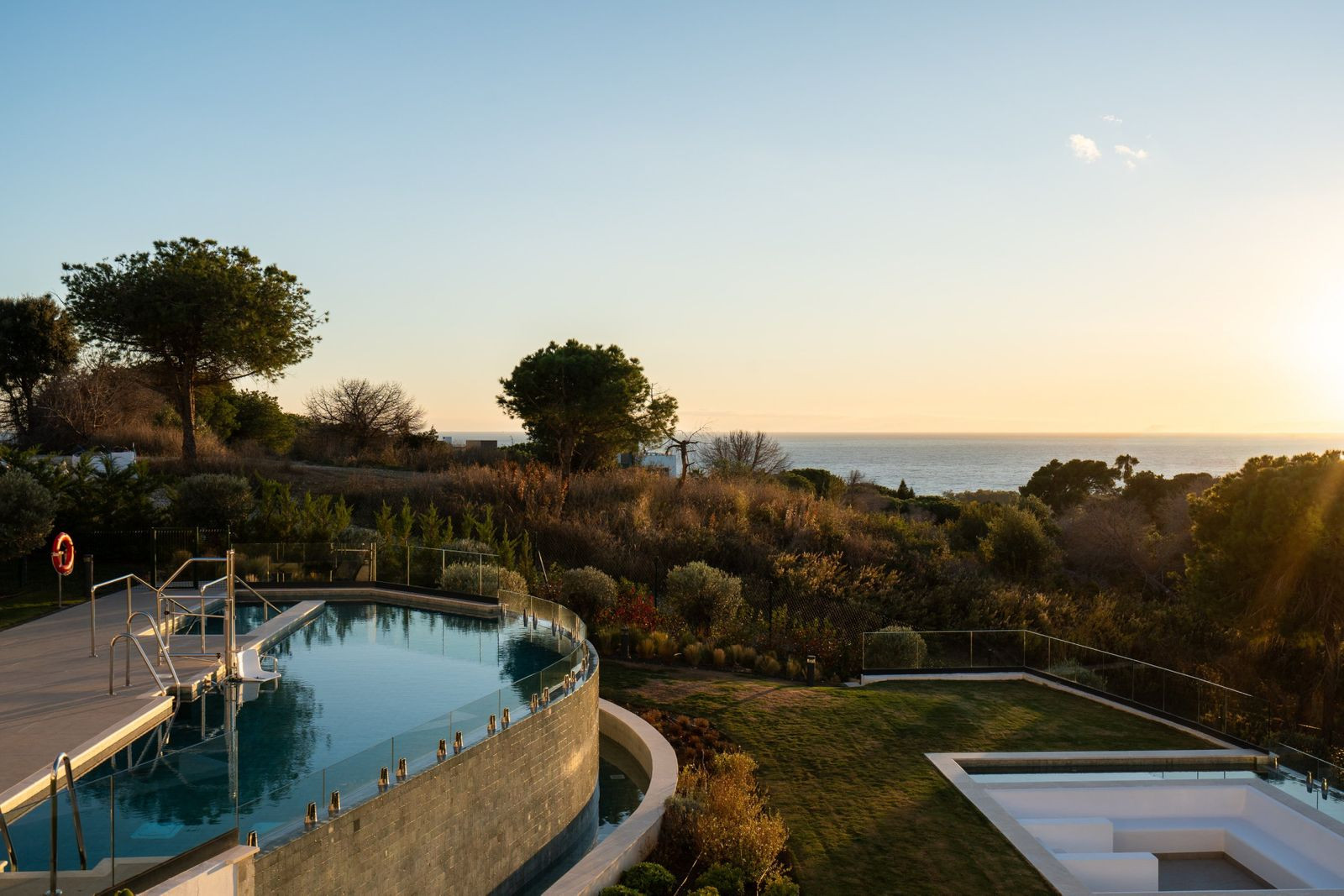 Apartamento en Artola, Marbella Este, con 3 dormitorios, terraza privada de 48 m², vistas al mar y garaje privado.
