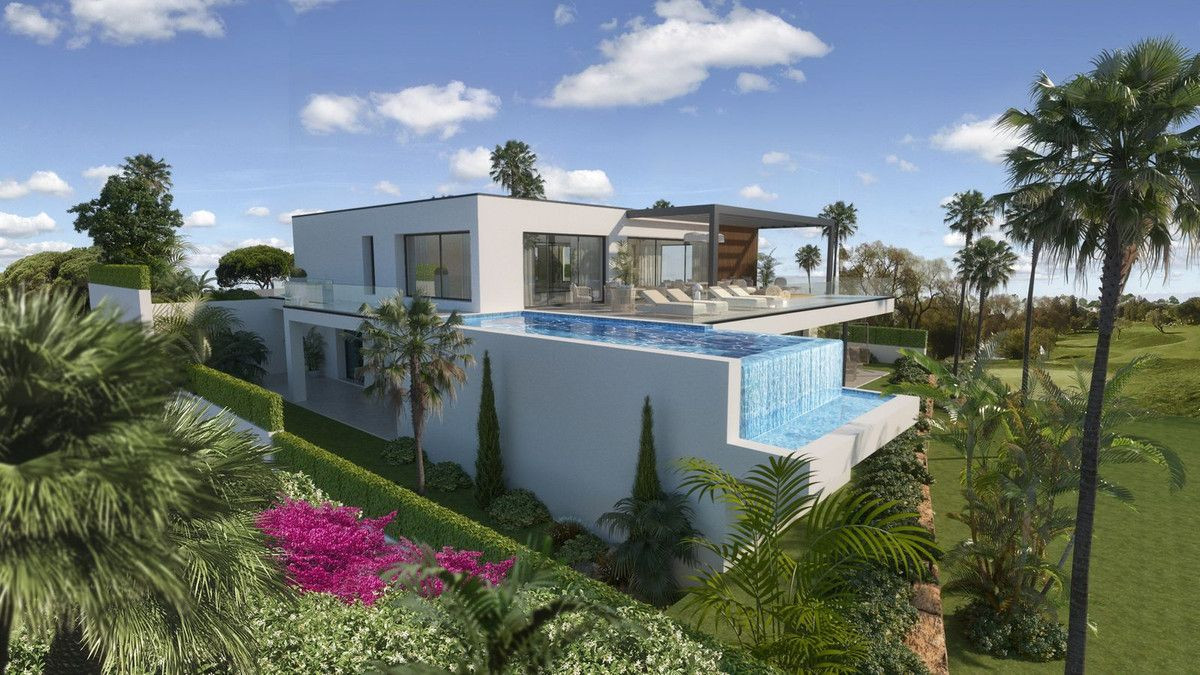 Villa en primera línea de golf en Cabopino, Marbella Este, con vistas al mar, jardín y piscina privados, terraza de 255 m² y 5 dormitorios.