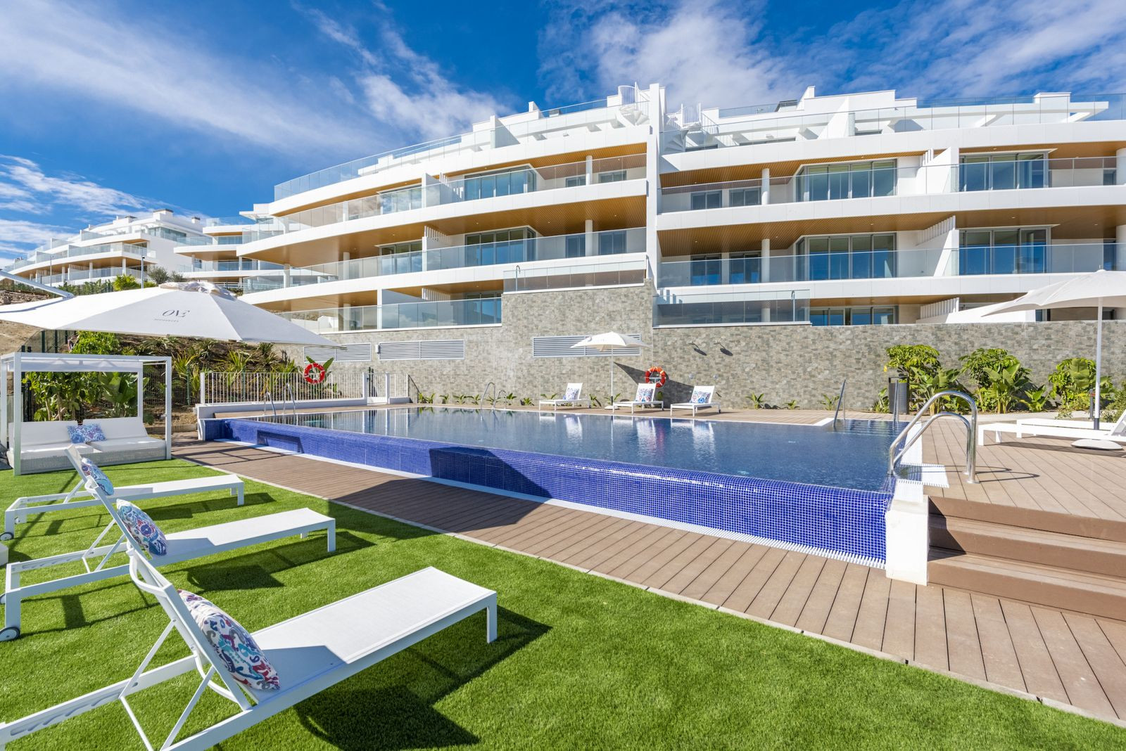 Ático en primera línea de golf en Calanova Golf, Mijas Costa, con 305 m² construidos, terraza de 198 m², vistas panorámicas y orientación sur.