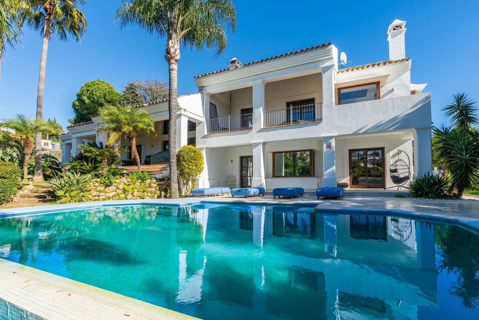 Villa for sale in El Paraiso, Estepona East