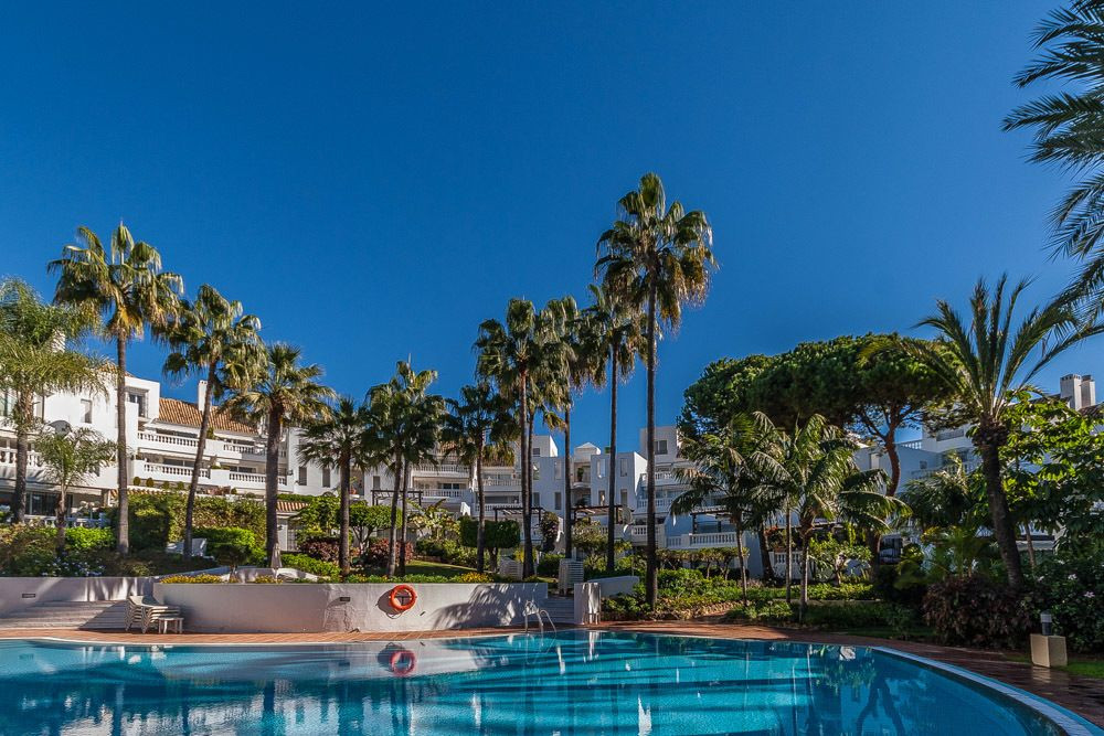 Penthouse for sale in Elviria, Marbella East