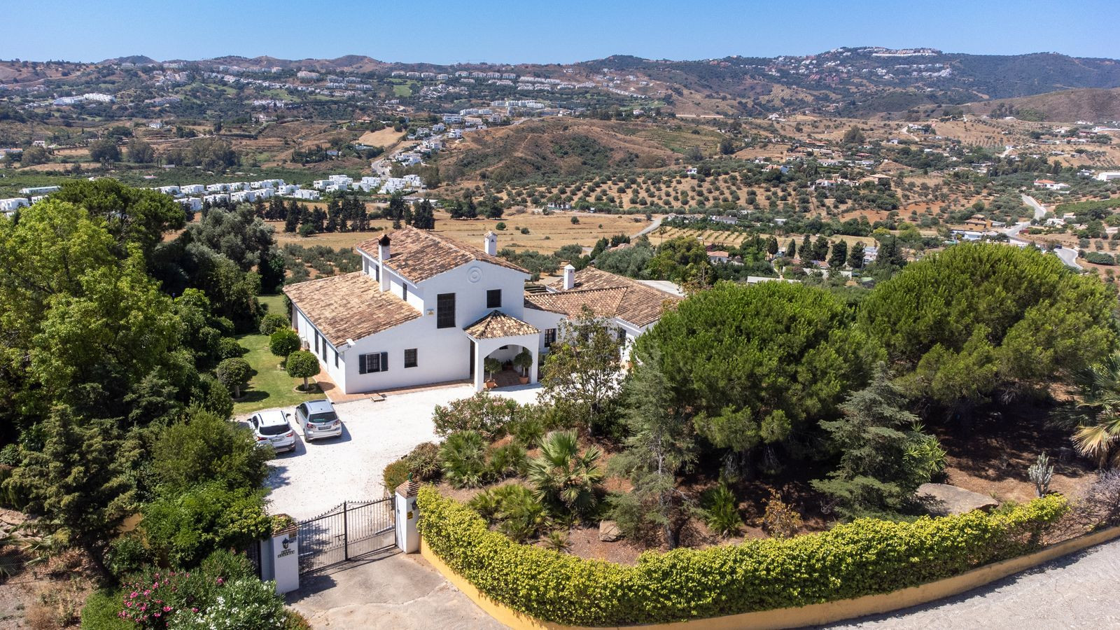 Villa en Cala de Mijas con 4 dormitorios, piscina privada, jardín, garaje y vistas al mar, al campo y a la montaña sobre una parcela de 10.000 m².