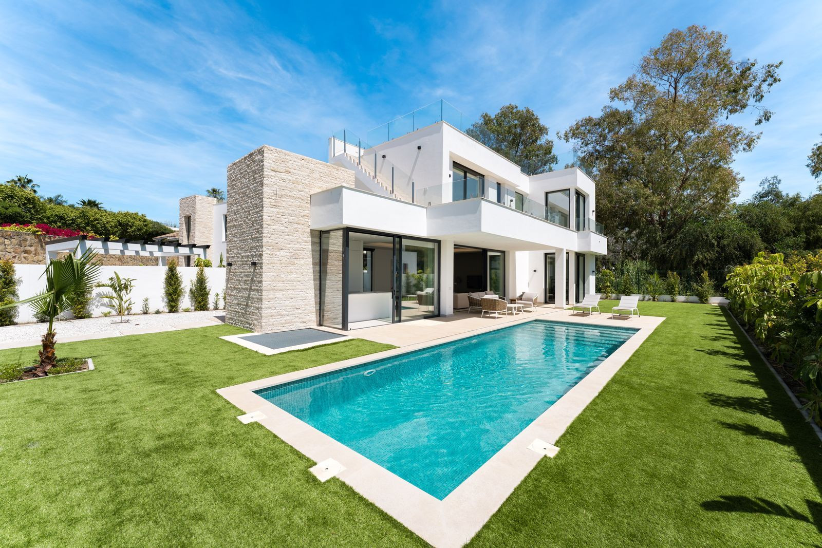 Villa for sale in Atalaya, Estepona East
