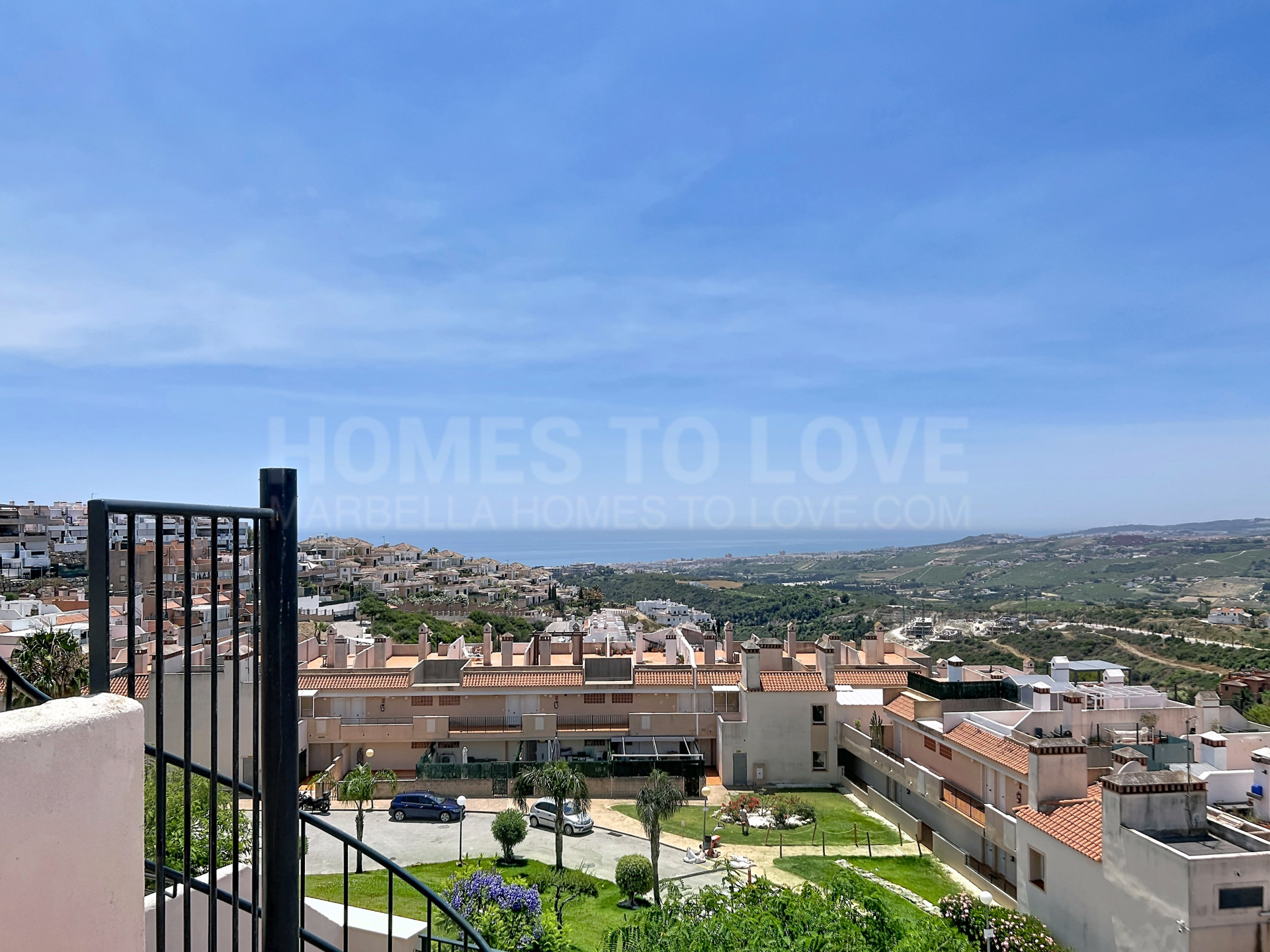 Ático con vistas panorámicas al mar, amplio solárium y licencia turística en Casares Costa