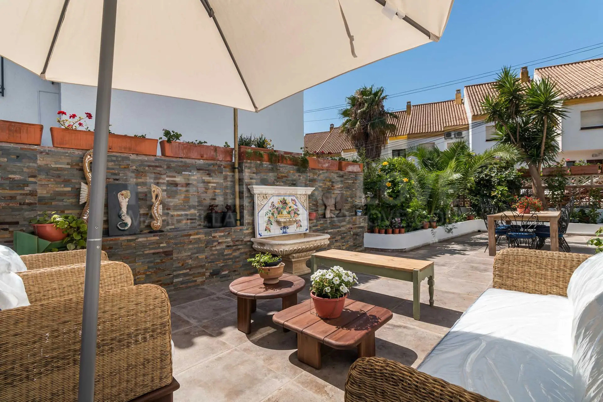 UNIQUE OPPORTUNITY! IDEAL FOR INVESTORS OR LARGE FAMILIES! House with a tourist rental license! Just 30 seconds from the beach!