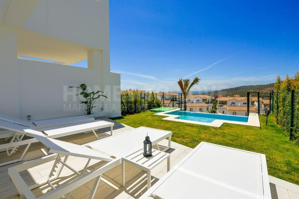 Pareada con vistas panorámicas al mar y Gibraltar en la Costa del Sol