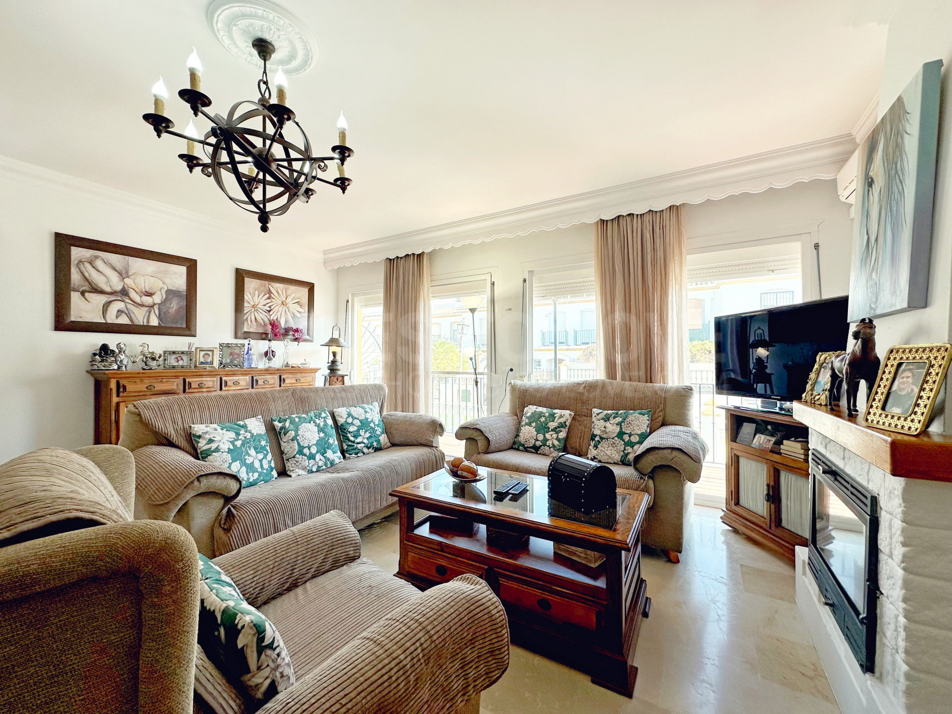 Charming Townhouse with Large Terrace and Private Garage in the Center of Estepona