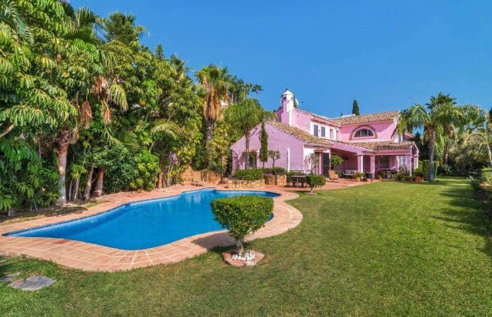 Charmig fem sovrum andalusisk stil villa i gated community Puerto de Los Almendros, Benahavis med gästlägenhet