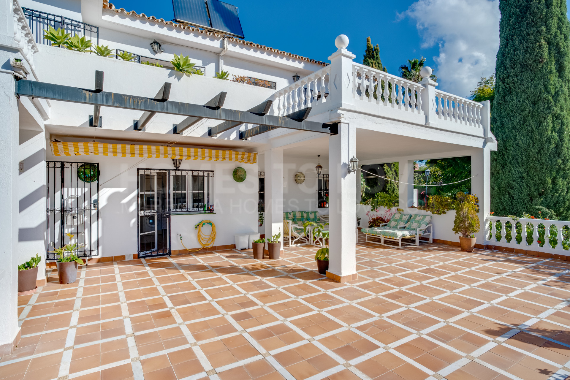 Amplia villa orientada al sur con seis dormitorios en Marbella, con vistas al mar