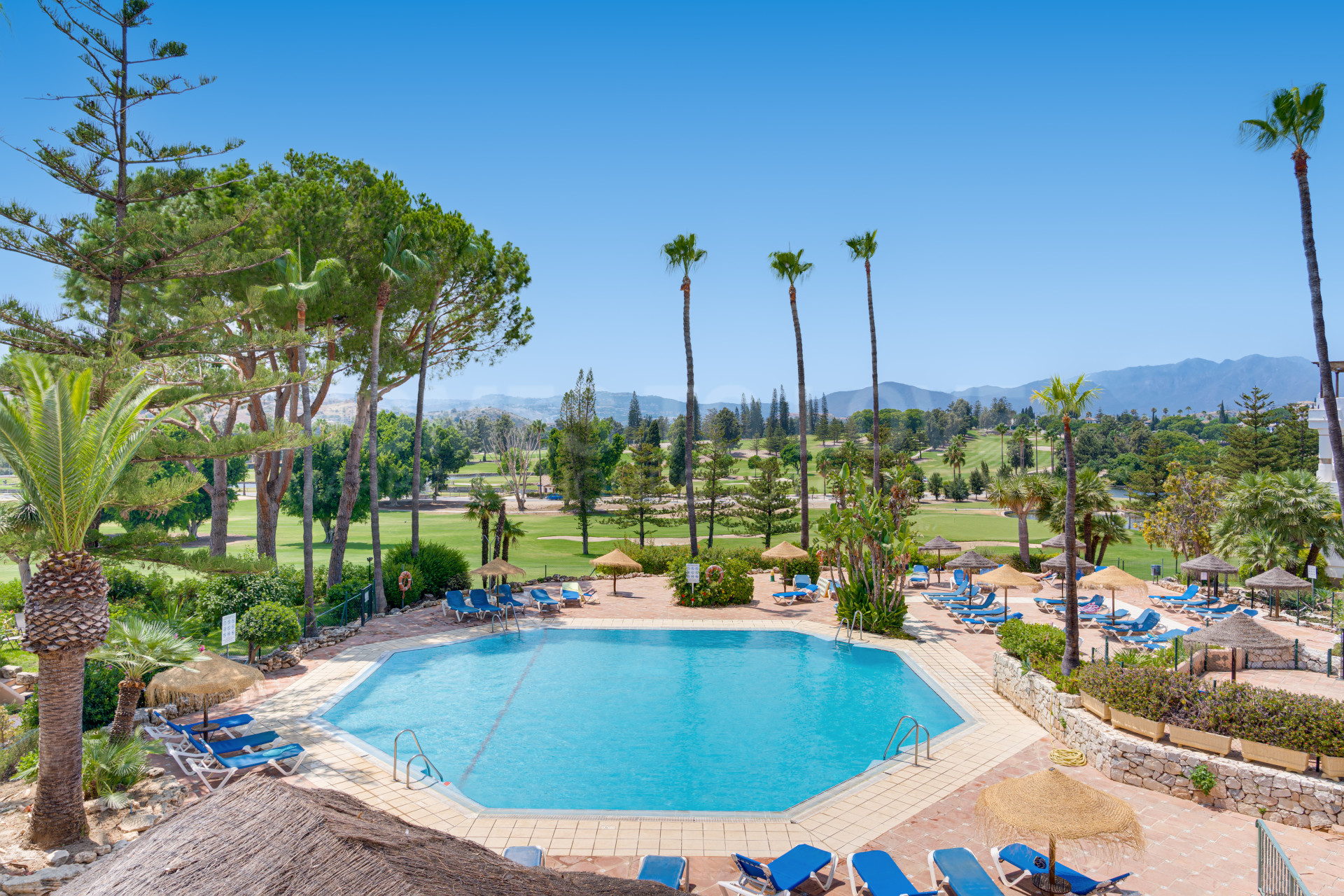 Impresionante apartamento de tres dormitorios, reformado en planta baja situado dentro del codiciado Club de Campo de Matchroom en Mijas Golf