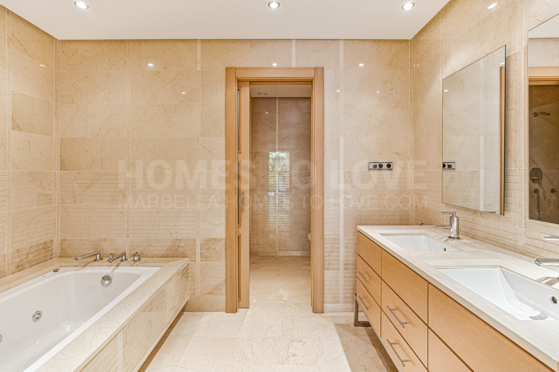 Schönes, zwei Schlafzimmer, Südlage Wohnung im renommierten Mansion Club Marbella