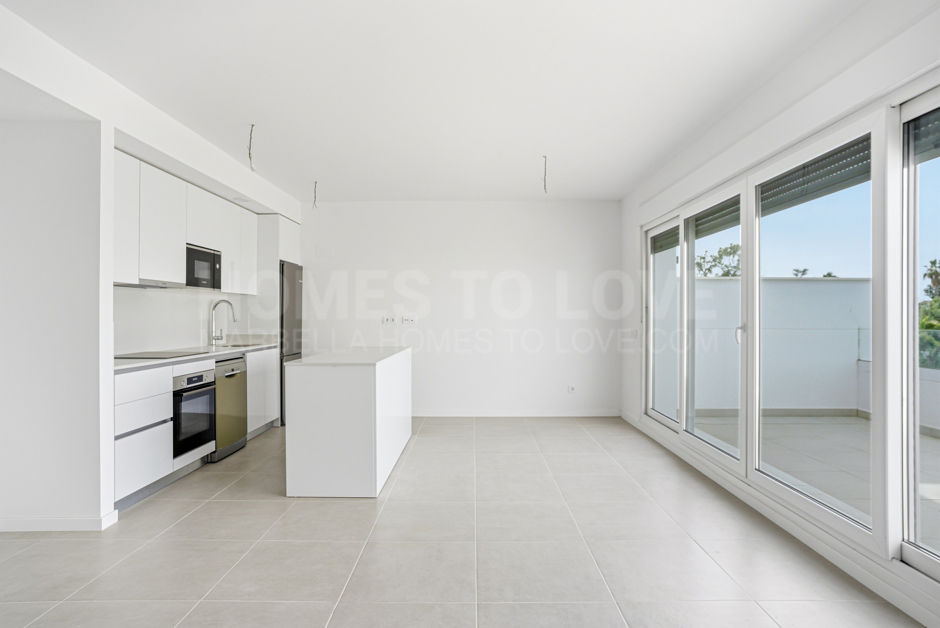 Élégant, orienté sud-ouest, appartement de deux chambres situé dans la célèbre communauté Acqua Gardens sur le New Golden Mile, Estepona