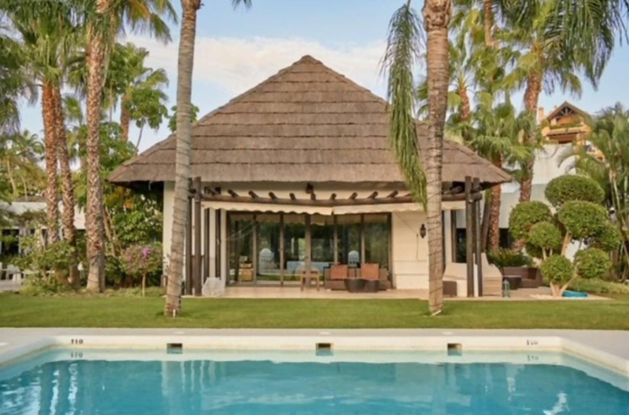 Elegant, tre soverom byhus som ligger i det gated community of Agra Residencial, Estepona