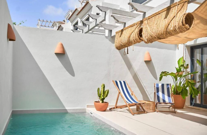 Elegant, tre soverom byhus som ligger i det gated community of Agra Residencial, Estepona