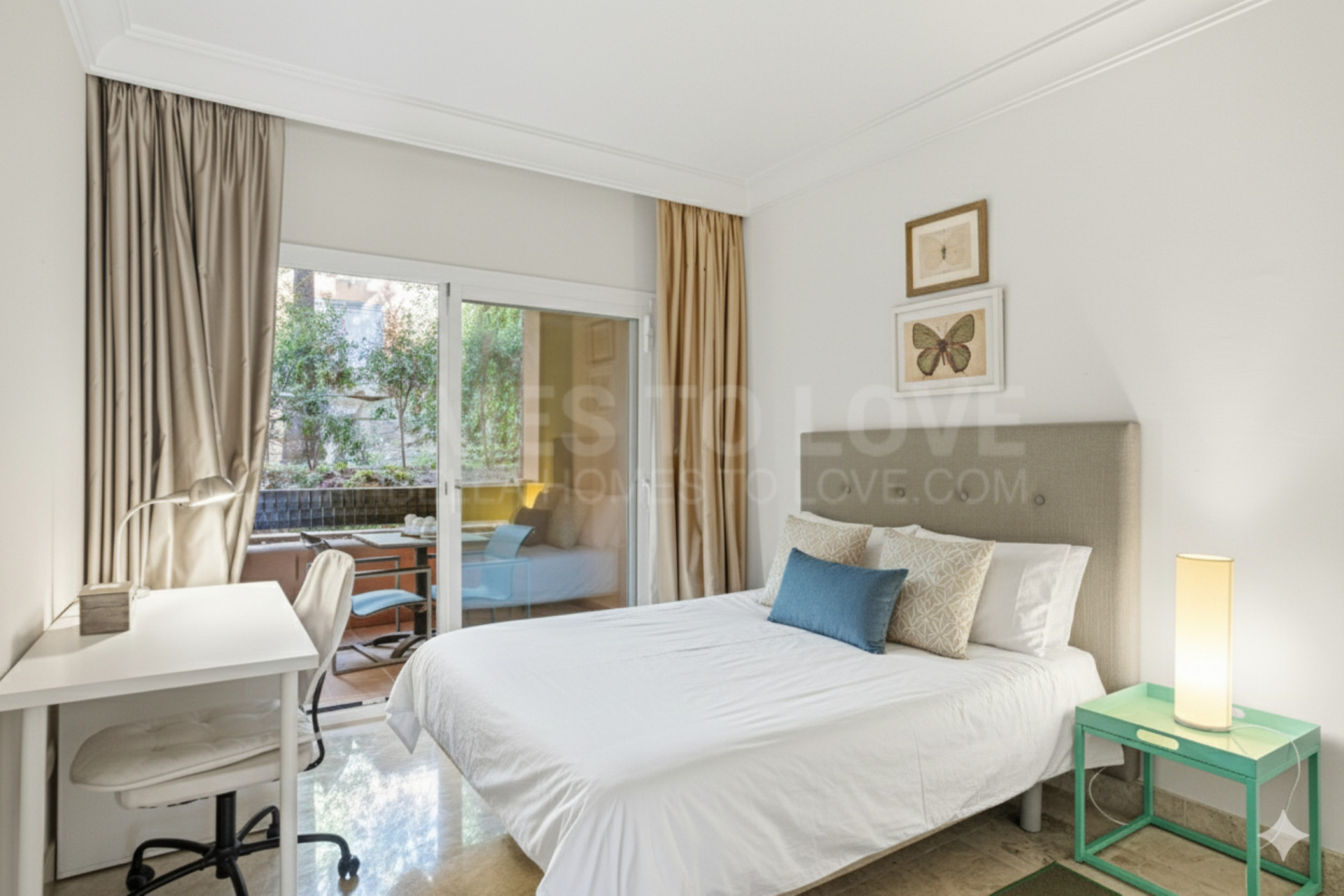 Encantador apartamento en planta baja de dos dormitorios con orientación sureste, situado en una de las comunidades más exclusivas, Alminar de Marbella, en Nueva Andalucía.