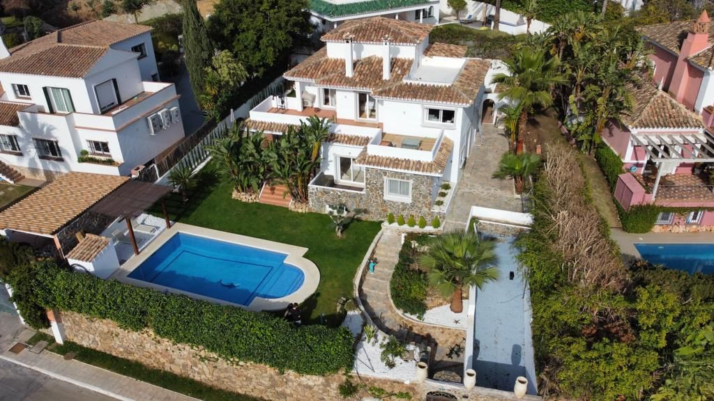 Elegant sex sovrum sydväst inför villa i ett lugnt bostadsområde i Atalaya Rio Verde i Nueva Andalucia
