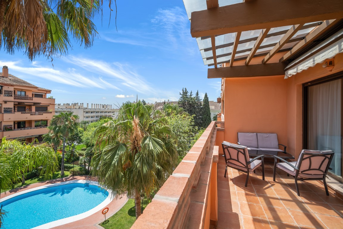 Rymlig ett sovrum lägenhet i gated och eftertraktade urbanisering Costa Nagueles III på Marbellas Golden Mile