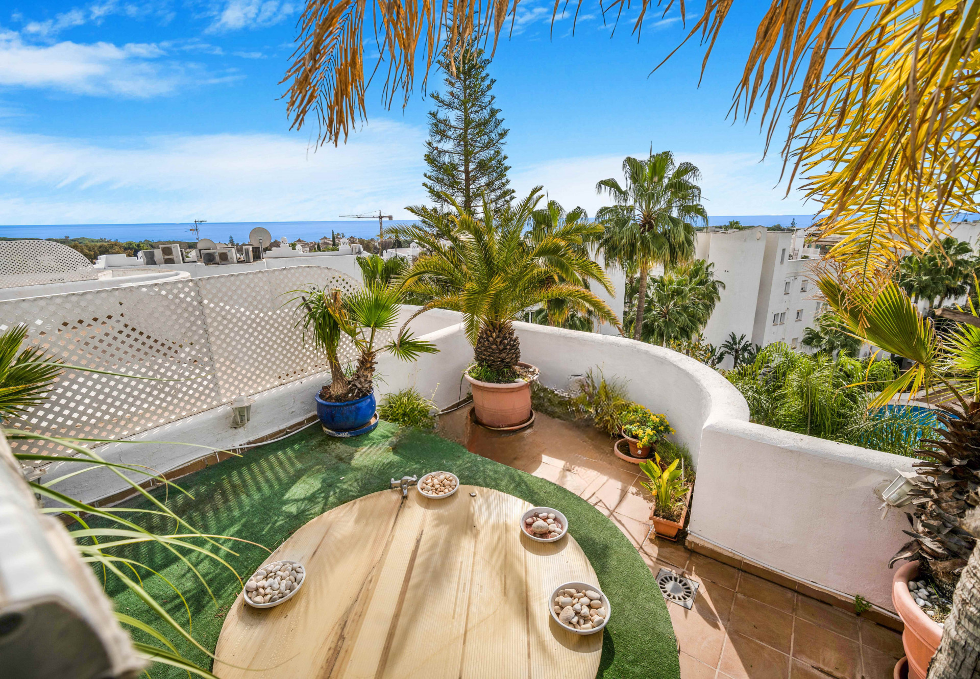 Superb three bedroom, duplex penthouse in the well-known and gated community Marbella Real with sea views!