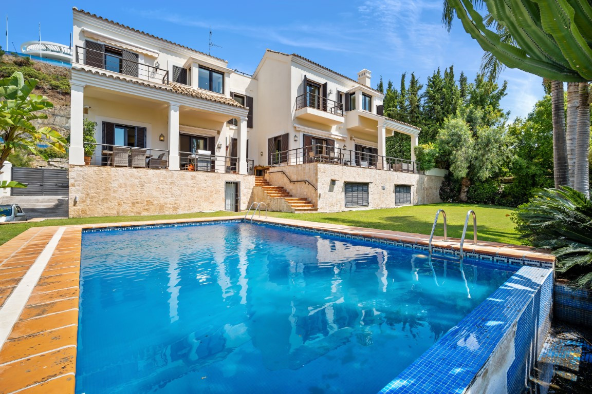 Fantastiskt fem sovrum, söderläge villa i La Quinta, Benahavis med havs- och golfvyer