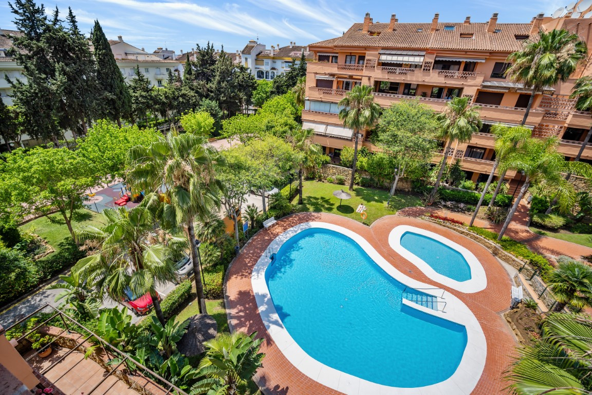 Well located three bedroom duplex penthouse in the gated and sought-after urbanisation Costa Nagueles III 