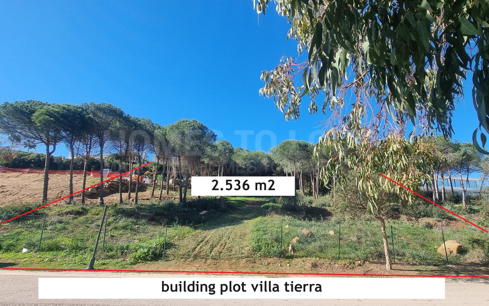 Terreno con vistas panorámicas al mar y licencia de construcción en Almenara Golf