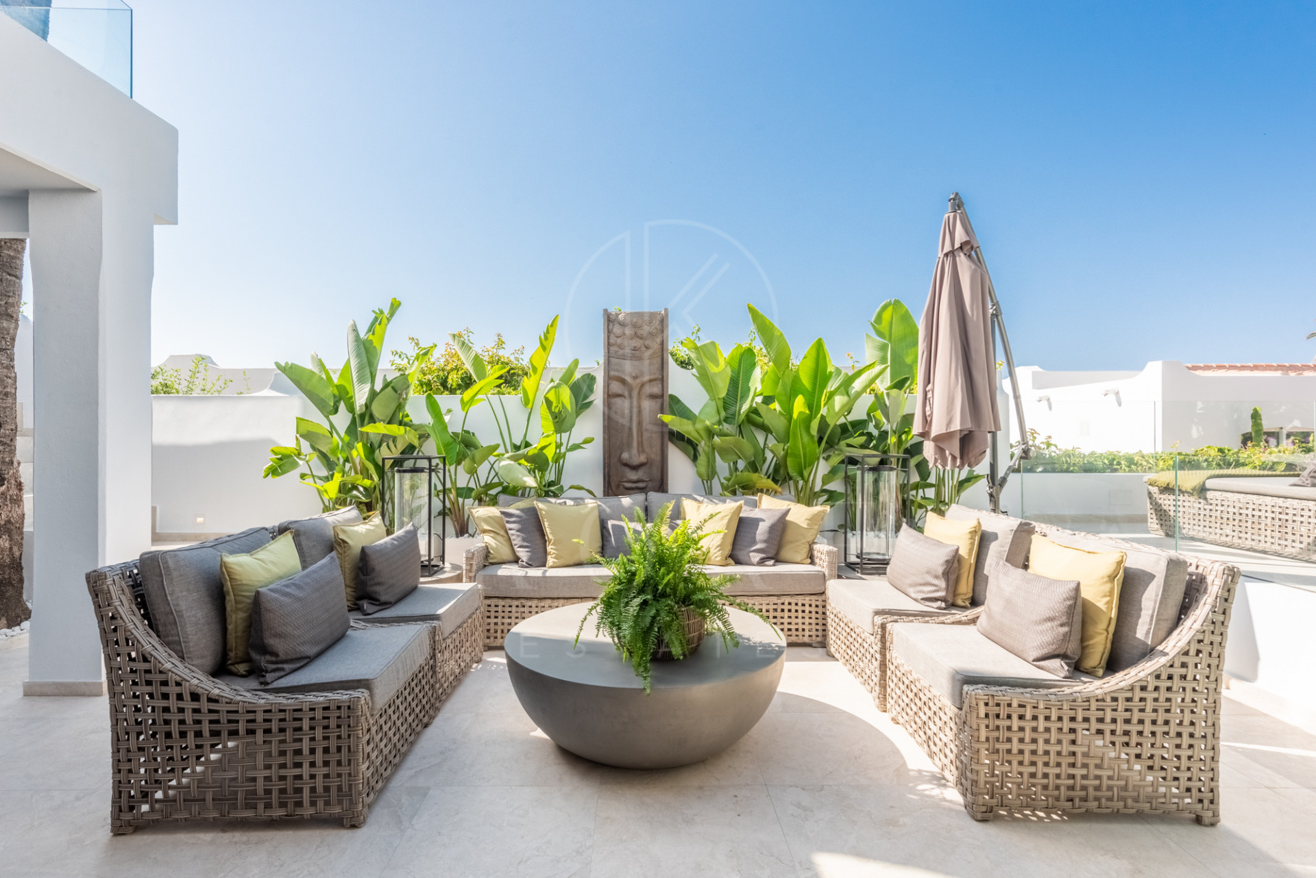 Bungalow de diseño de estilo Scandi en la playa Oasis Club en la Milla de Oro de Marbella.