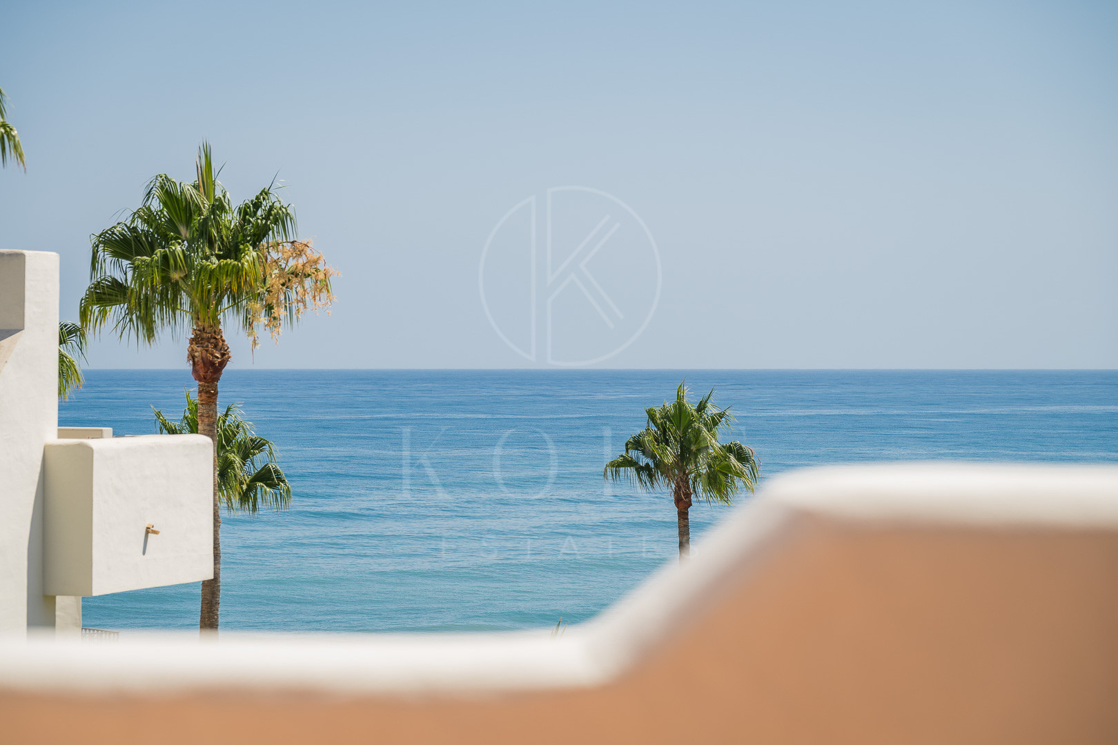 Exquisite duplex penthouse front line to the beach near Estepona town!