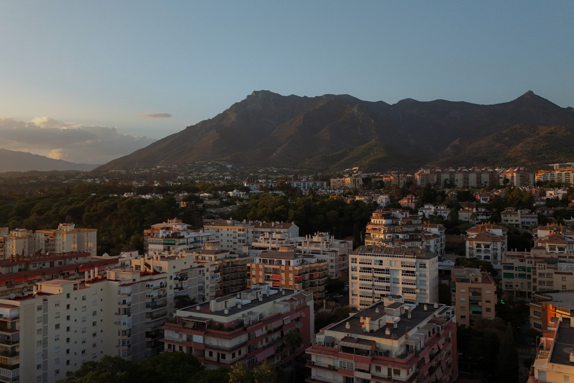 Ático en el Centro de Marbella – Piscina Privada en la Azotea y Vistas a La Concha