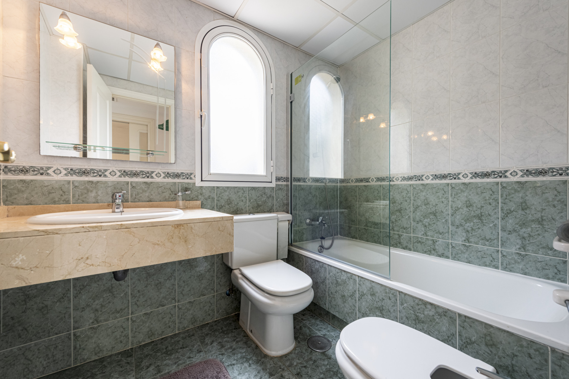 2 bedroom apartment in Lorcrimar 3, with walking distance to Puerto Banus and the beach