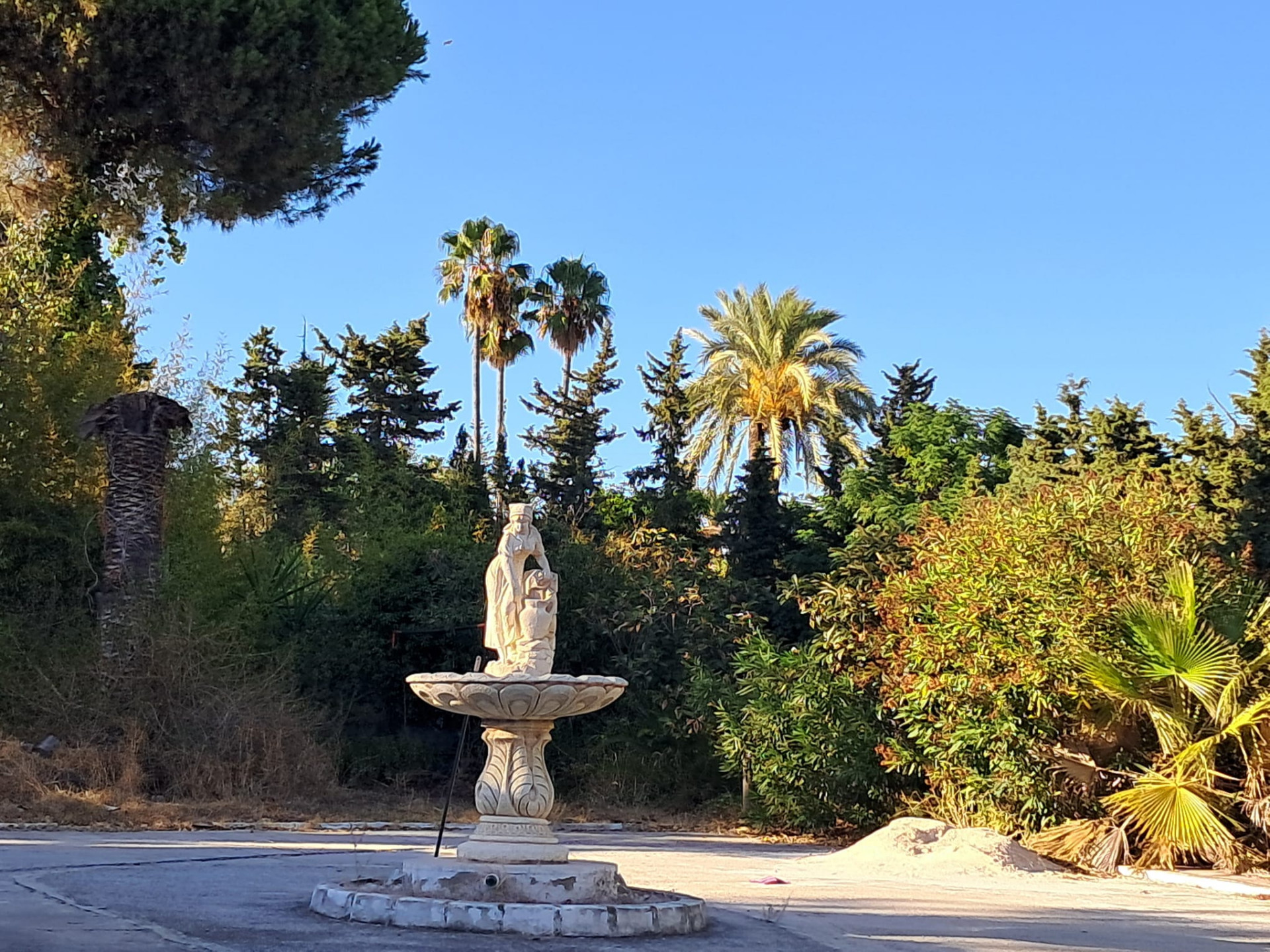 Investment Opportunity in El Paraíso Medio – Renovate or Build Your Dream Villa on a Large Plot