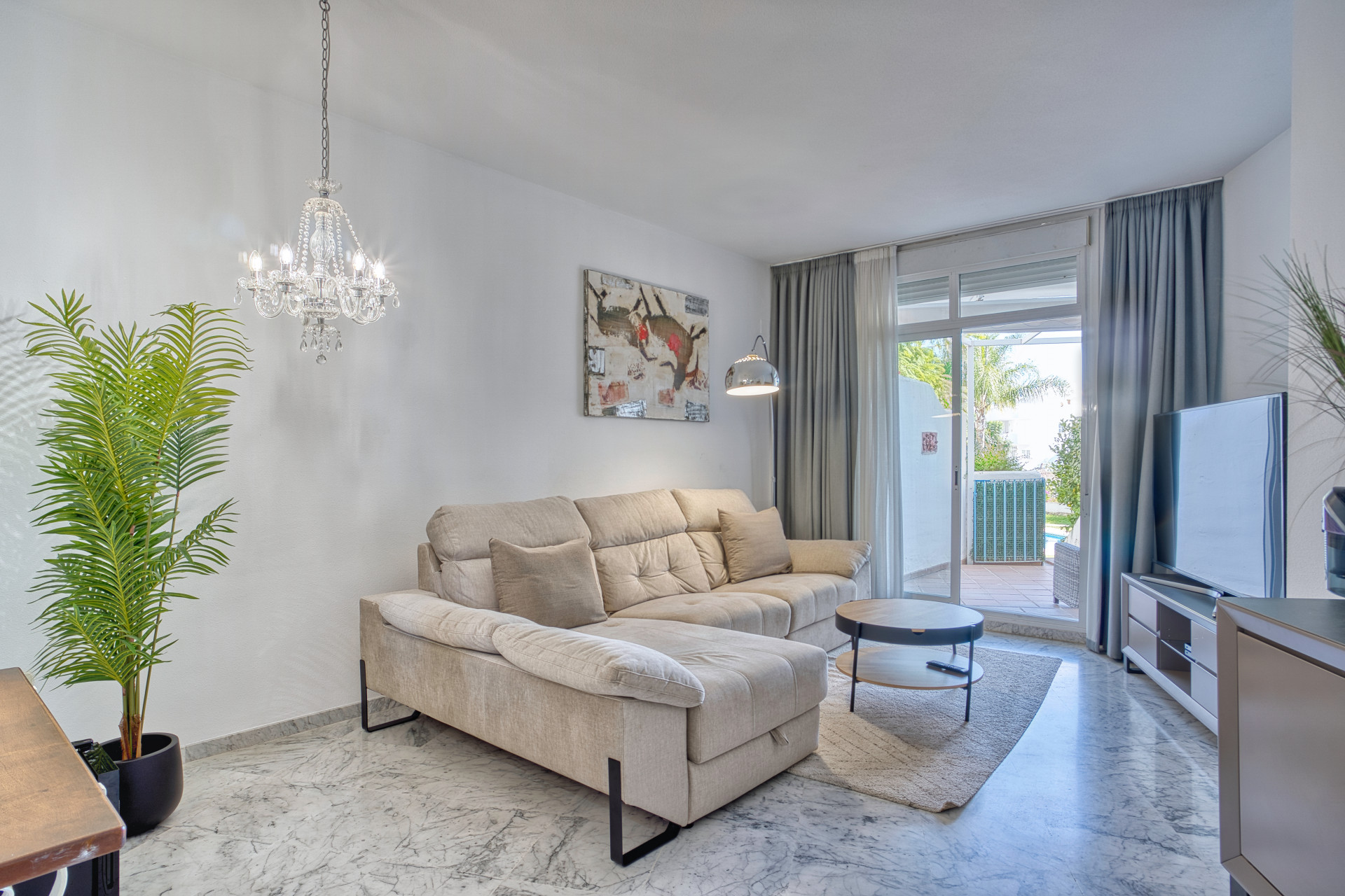 Apartamento completamente renovado de dos dormitorios, planta baja en la comunidad conocida y cerrada Marbella Real