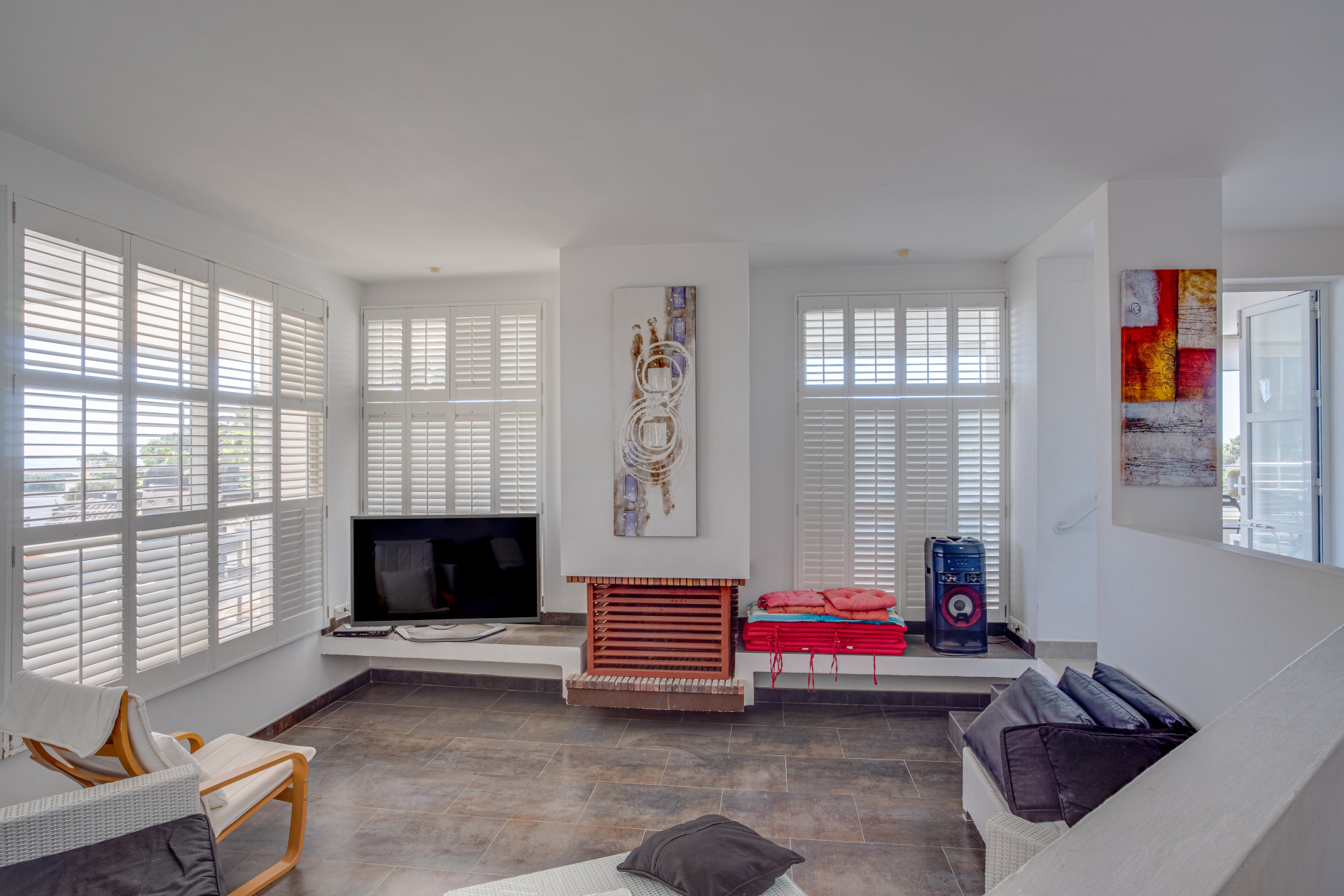 Villa de ocho dormitorios con orientación sur, en una zona tranquila de Elviria, Marbella con vistas al mar