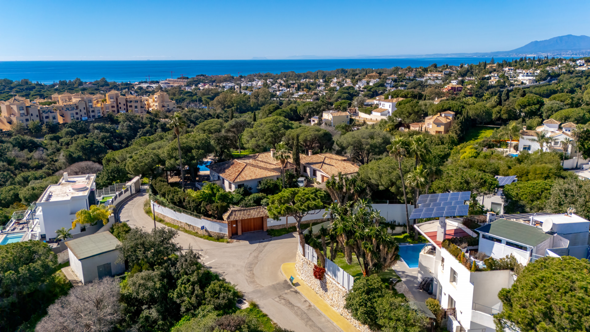 Villa de ocho dormitorios con orientación sur, en una zona tranquila de Elviria, Marbella con vistas al mar