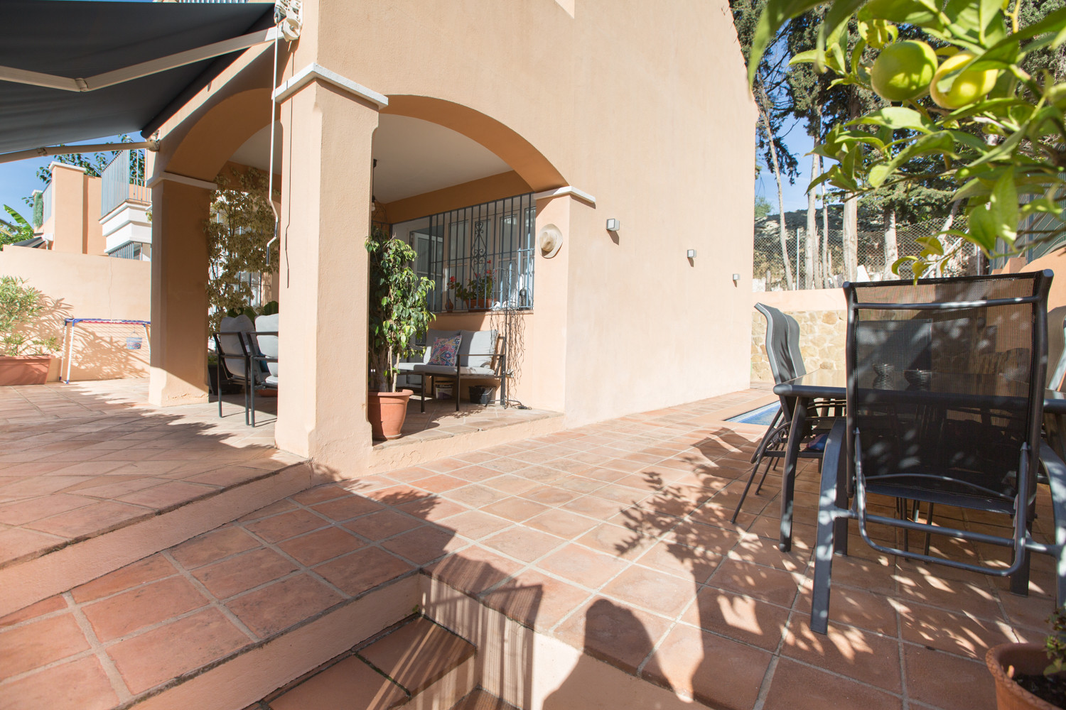 EL CAPRICHO – CASA ADOSADA EN ESQUINA CON PISCINA PRIVADA -Zona Guadalpin – Marbella – Milla de Oro