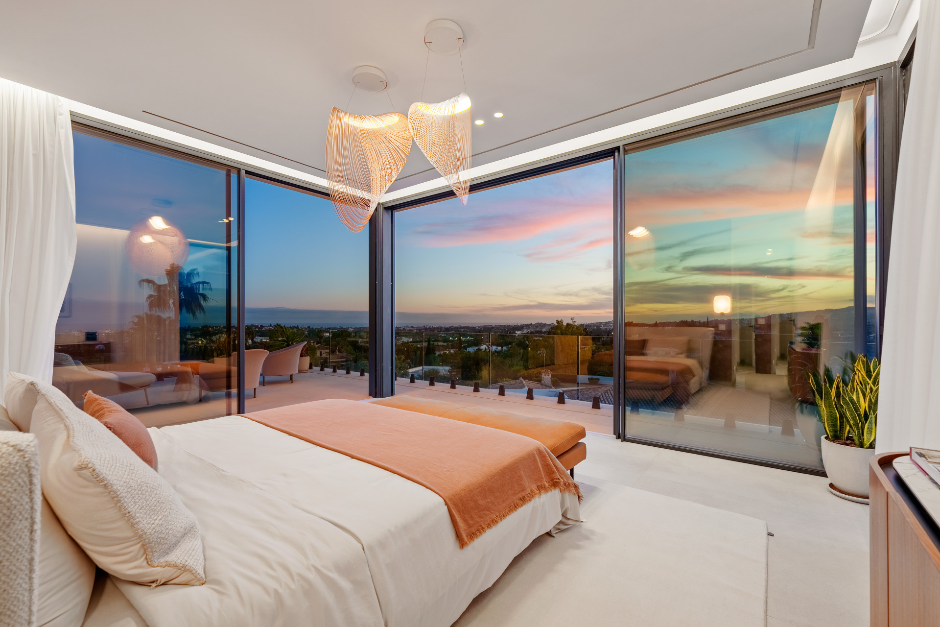 Exclusiva Villa Contemporánea en Venta en La Quinta, Marbella con Vistas Panorámicas al Golf y al Mar