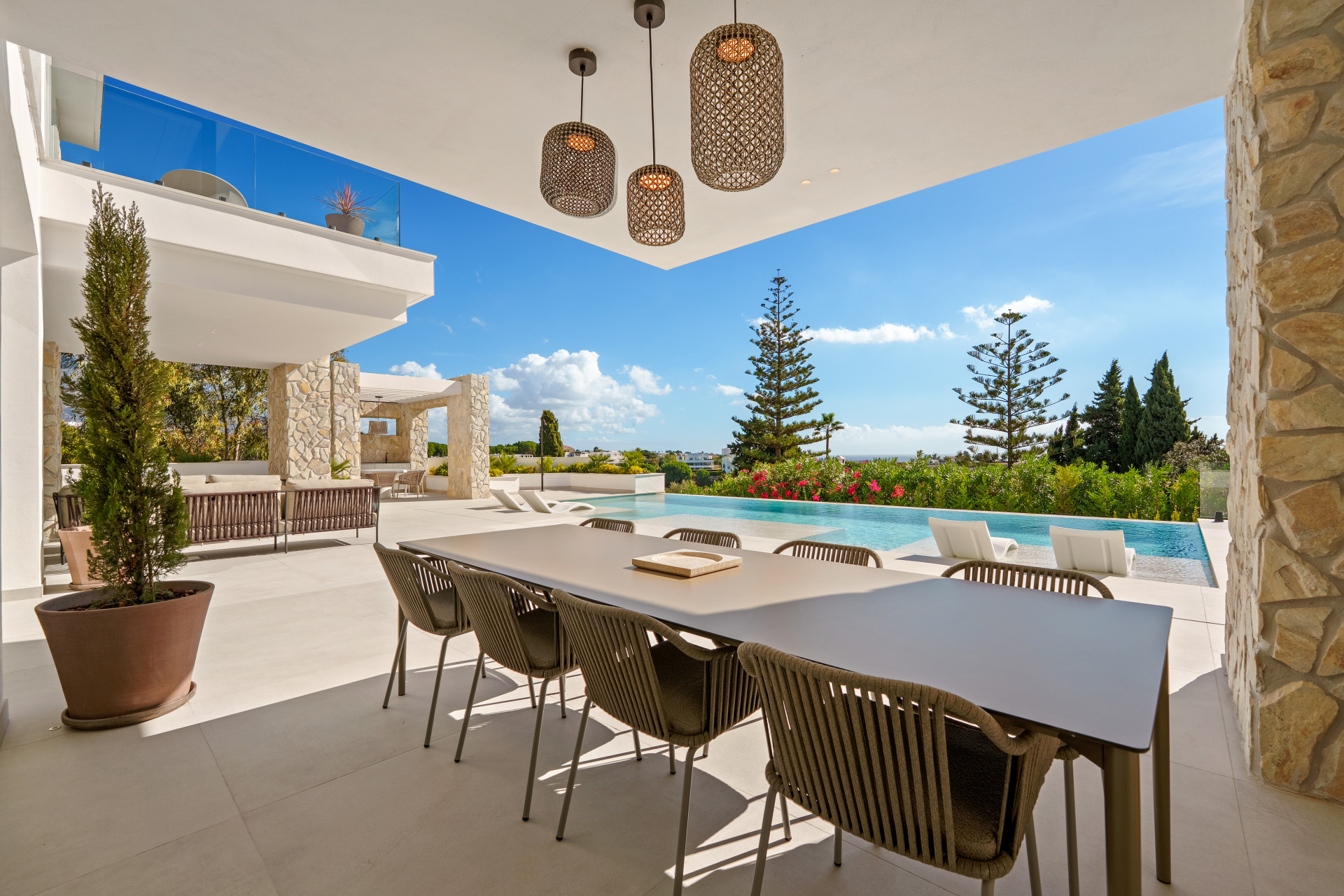 Villa contemporánea de lujo en venta en La Quinta, Marbella, con vistas panorámicas al mar y la montaña