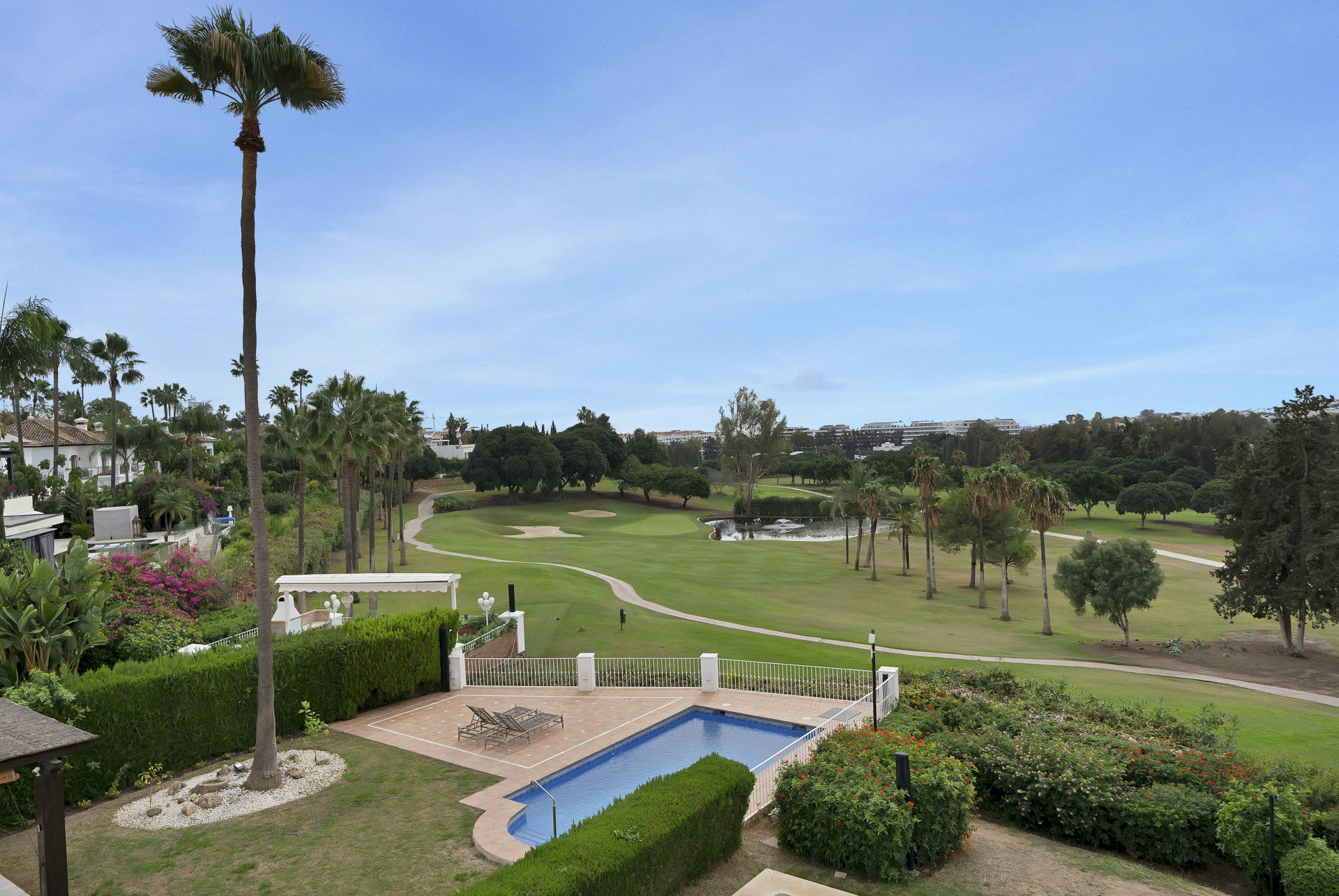 Beautifully renovated two bedroom apartment located in the prestigious Alcores del Golf community in Nueva Andalucía